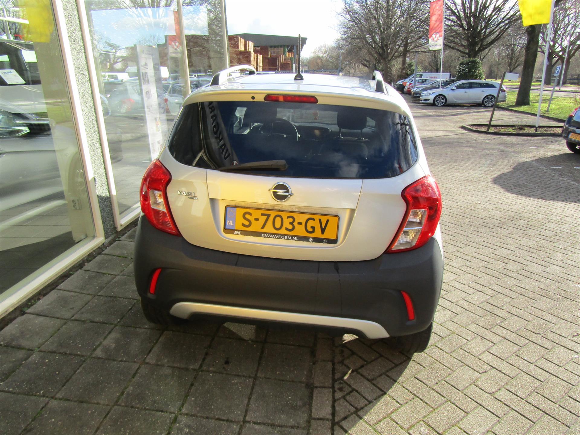 32965088-2.jpg
