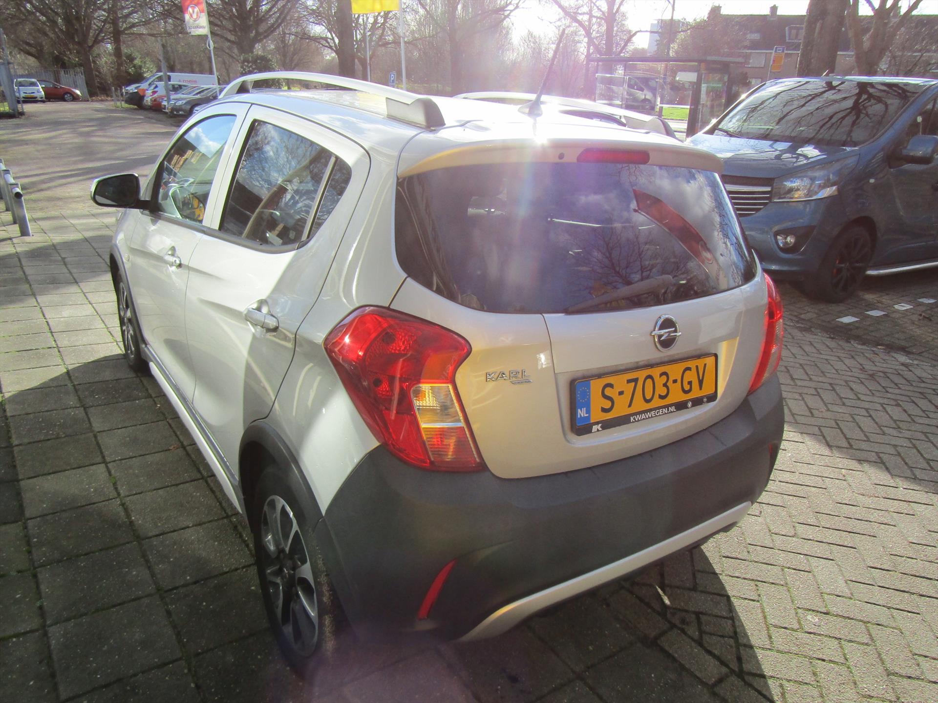 32965088-3.jpg